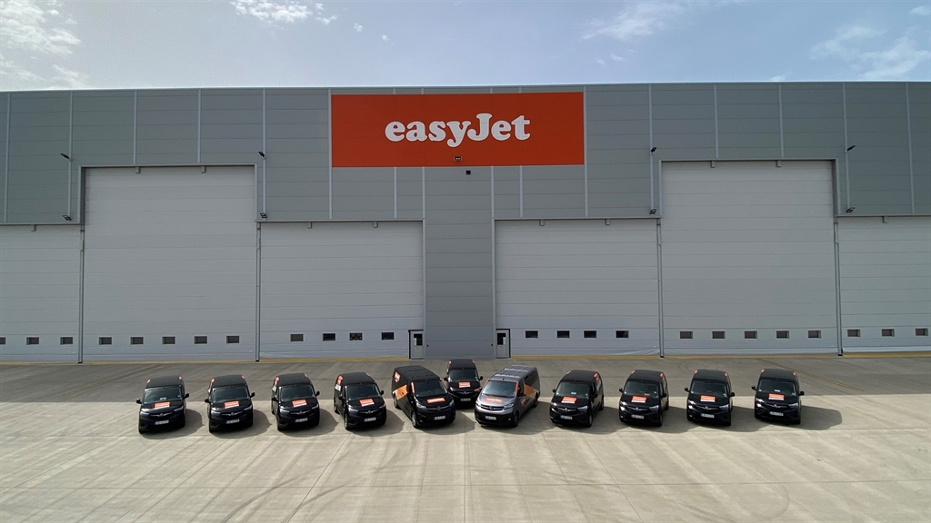 easyjet-reopens-applications-for-2024-pilot-training-programme-in